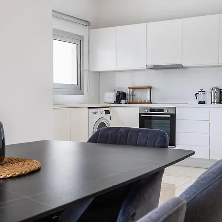 Classy 2br Cafe شقة *