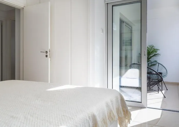 Classy 2br Cafe شقة *