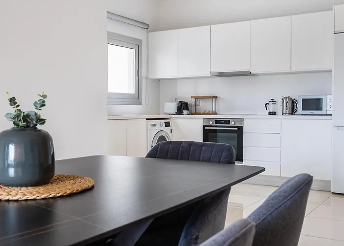 Classy 2br Cafe شقة *
